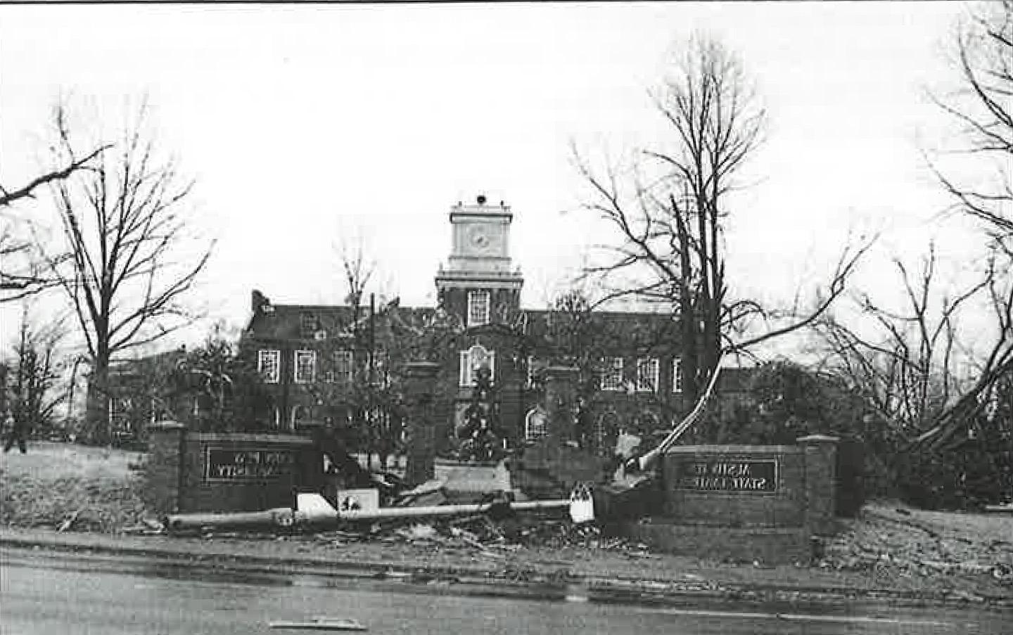 The Browning, pictured, Clement, Harned, 哈维尔和阿奇伍德建筑在1月11日的一次地震中严重受损. 1999年22日，龙卷风袭击了克拉克斯维尔.