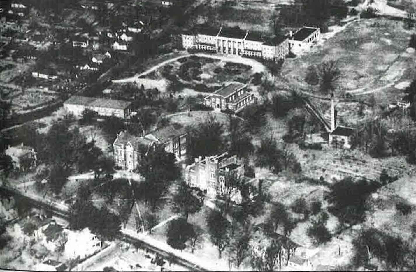 Harned Hall, pictured top middle, 这张1935年左右的航拍照片中唯一屹立不倒的建筑是什么.