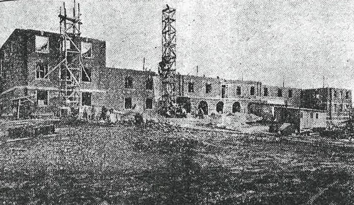 哈内德楼，最初是一个女子宿舍，是校园里最古老的建筑. 建筑工程于1931年完工.